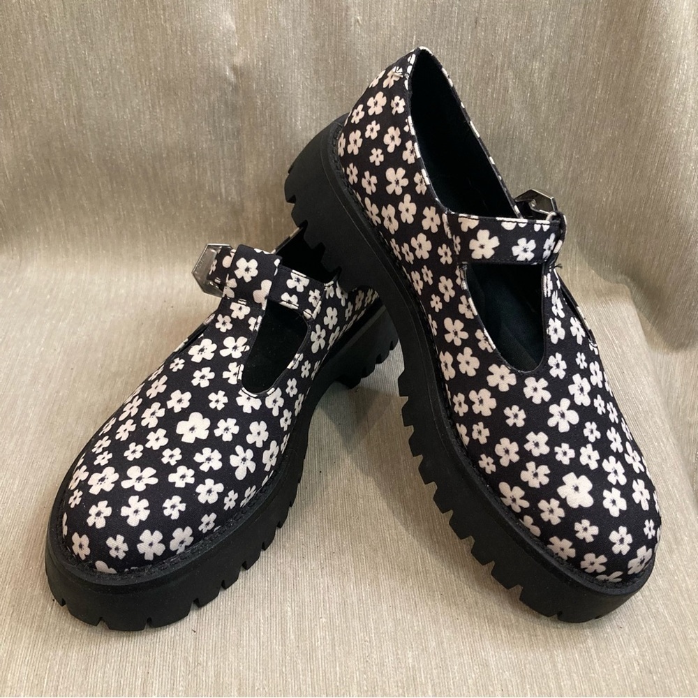 CALL IT SPRING Sz 8 Floral T-Strap Buckle Closure Sandals NWOT